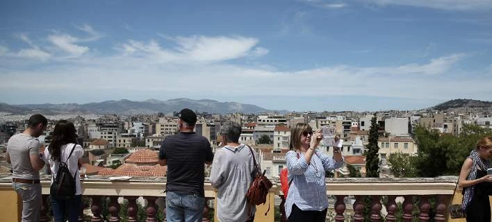 Reuters: Η Ελλάδα βγαίνει από τα μνημόνια, αλλά οι πληγές είναι ανοιχτές